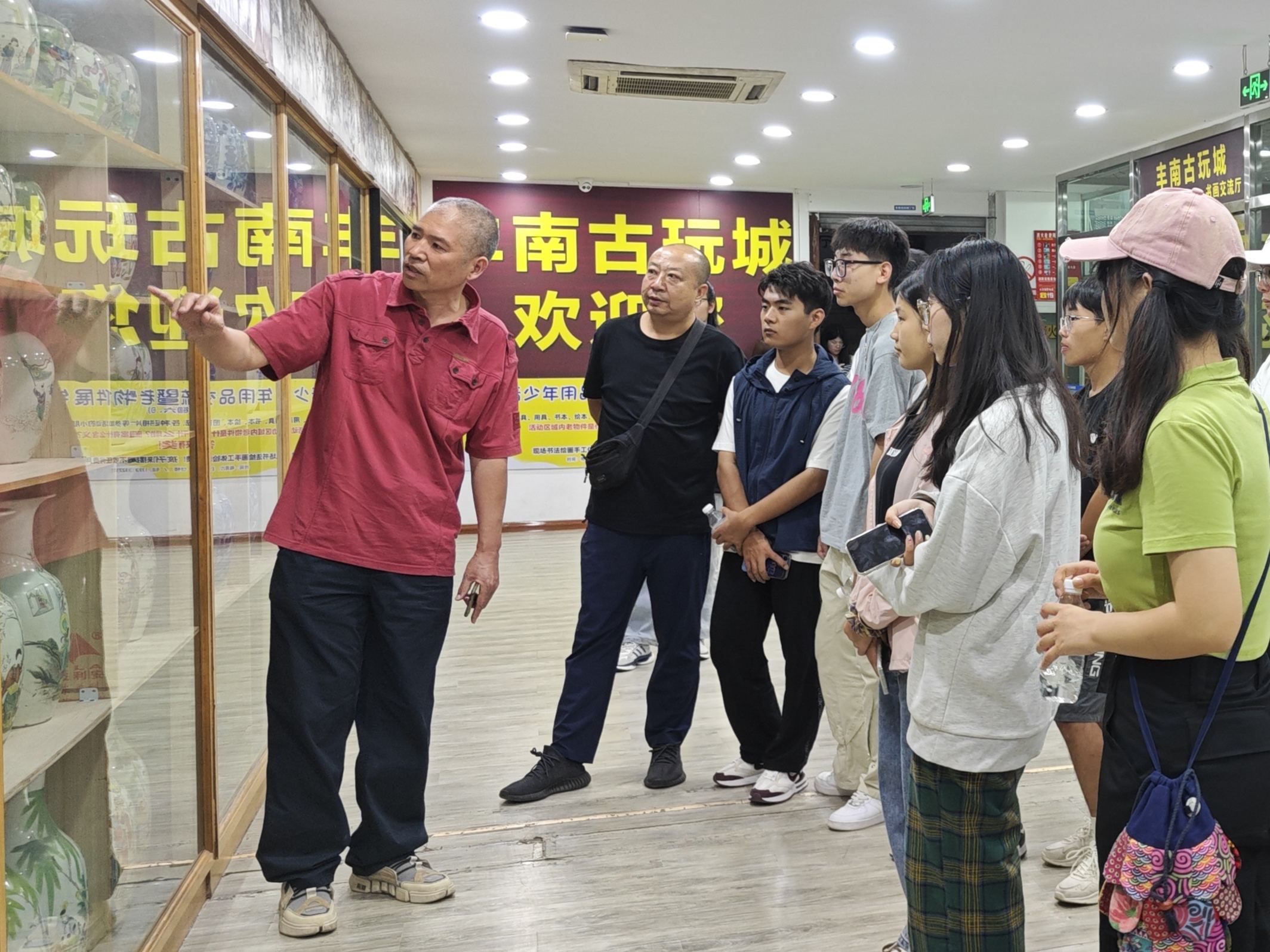 2023年9月22日，唐山学院艺术系教师熊玉军带学生参观七步楼-七步楼